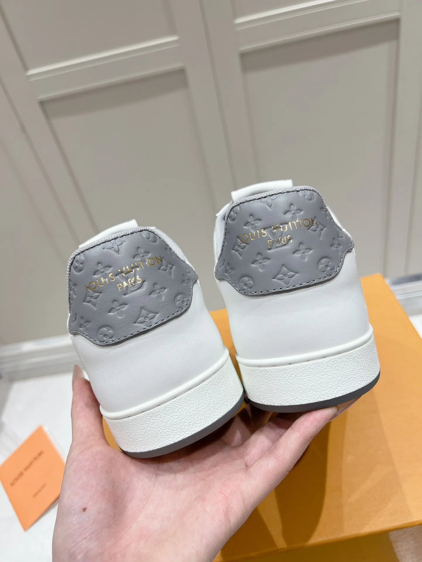 👟👟Ex-factory price 680👟👟 LV new style casual white shoes for men, simple and fashionable, light and comfortable, size: 39-44 (order 45)